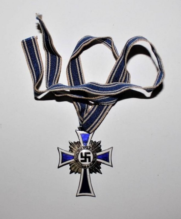 DISTINTIVO IN ARGENTO MADRI TEDESCHE