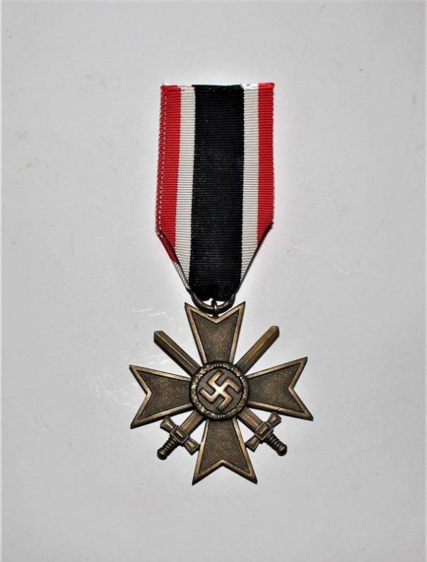 DISTINTIVO MERITI DI GUERRA CON SPADE IN BRONZO 