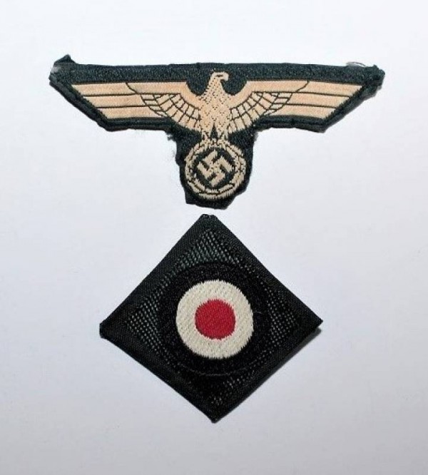 AQUILA E COCCARDA DA BUSTINA DELLA WEHRMACHT 